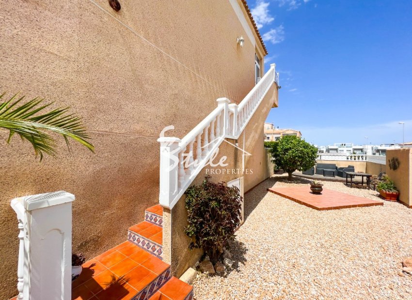 For sale a penthouse with the sea views and garden in La Cinuelica, Punta Prima, Costa Blanca. ID3336