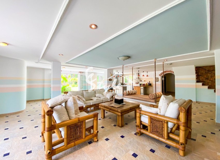 For sale an exclusive luxury villa with a large plot in Villamartin, Costa Blanca, Spain. ID3484