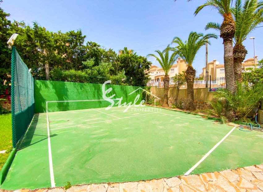 For sale an exclusive luxury villa with a large plot in Villamartin, Costa Blanca, Spain. ID3484