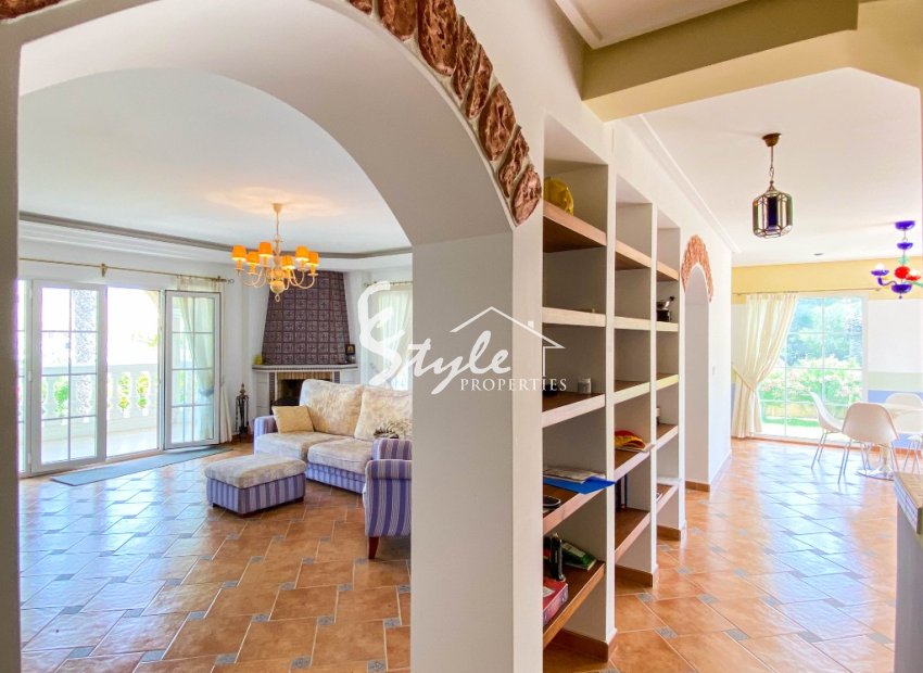 For sale an exclusive luxury villa with a large plot in Villamartin, Costa Blanca, Spain. ID3484