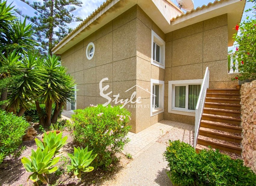 For sale an exclusive luxury villa with a large plot in Villamartin, Costa Blanca, Spain. ID3484