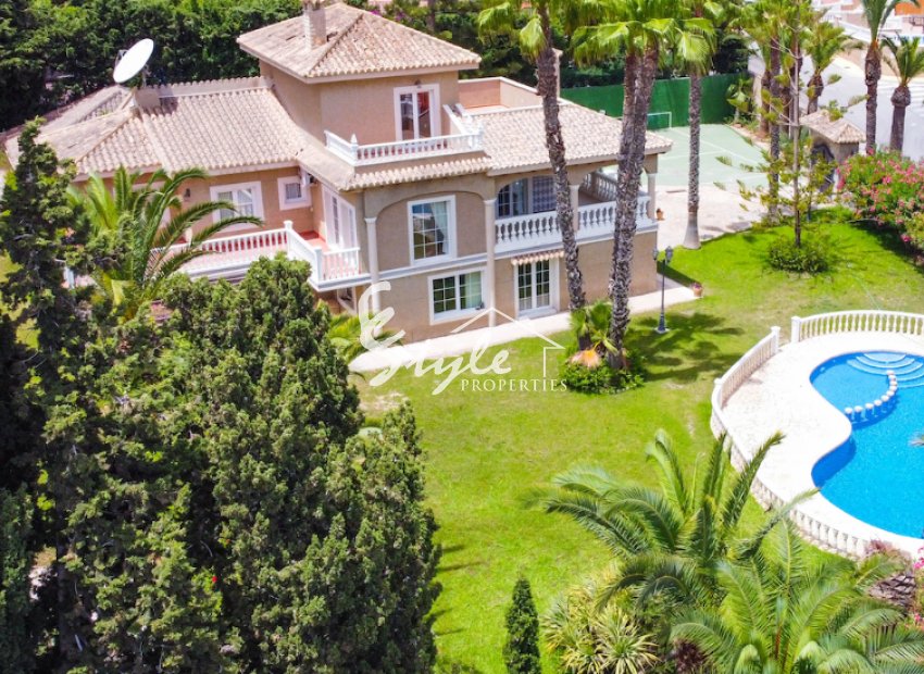 For sale an exclusive luxury villa with a large plot in Villamartin, Costa Blanca, Spain. ID3484