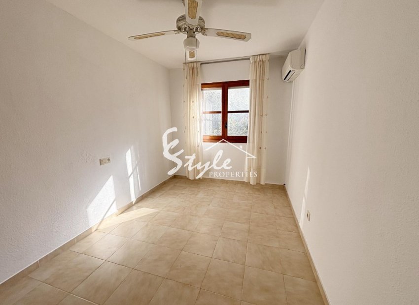 For sale cheap property for renovation in Lago Jardin II, Los Balcones, Torrevieja. ID1429