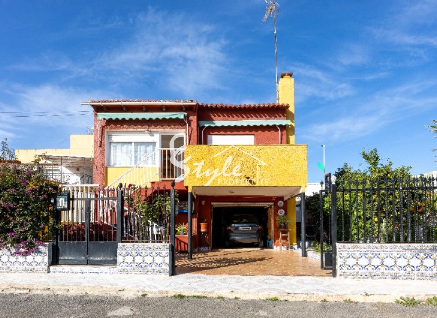 For sale detached villa close to the beach in Punta Prima, Costa Blanca, Spain. ID1882