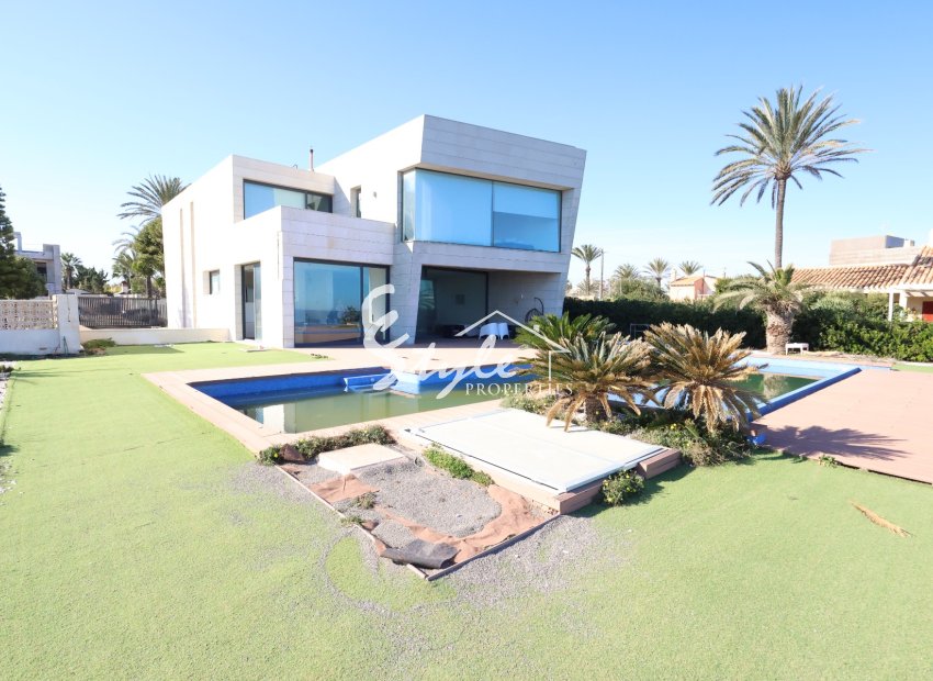 For sale frontline house with pool in Cabo Roig, Costa Blanca, Spain. ID1281