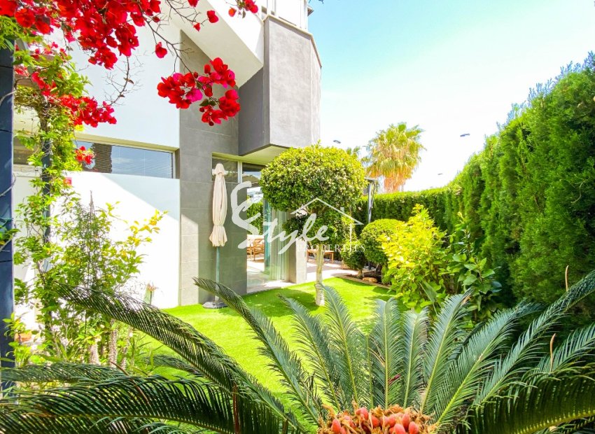 For sale modern 3-bedroom apartment on the ground floor with a garden in Punta Prima, Orihuela Costa. ID2688