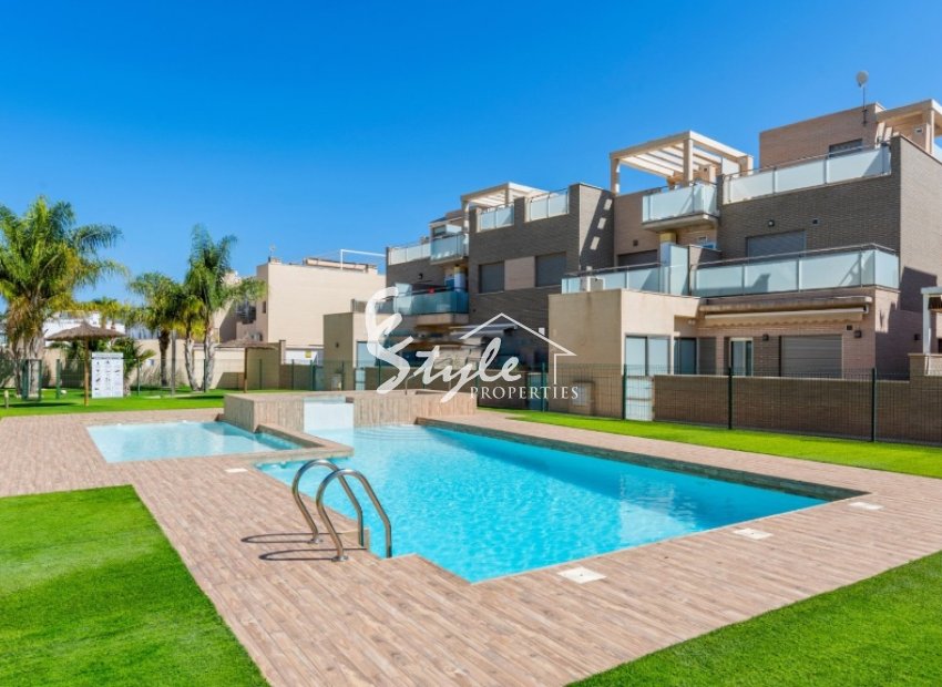 For sale modern 3 bedroom townhouse 300m to the beach in Torre de la Horadada, Alicante, Costa Blanca , Spain. ID1838