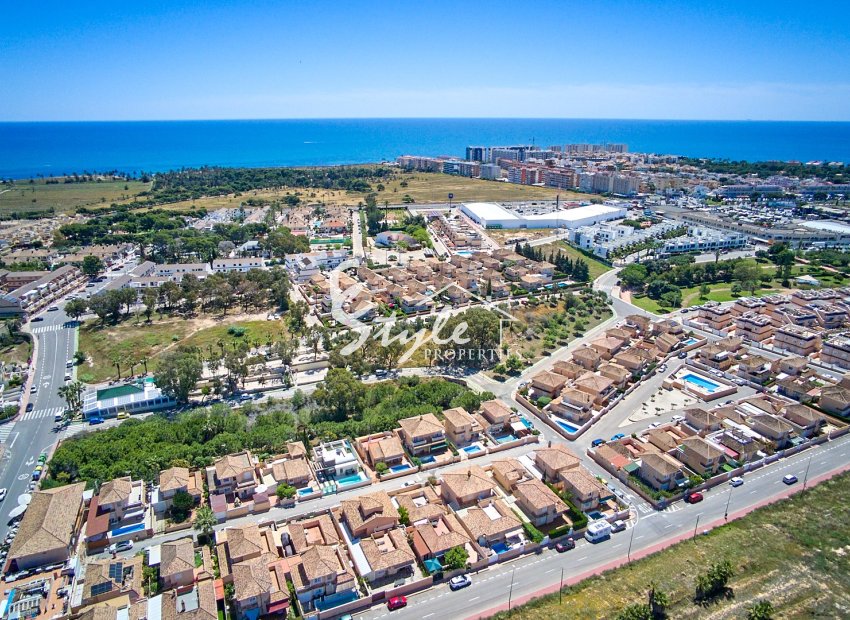 For Sale One-Level Detached Villa with Private Pool in Punta Prima, Costa Blanca, Spain. ID2435