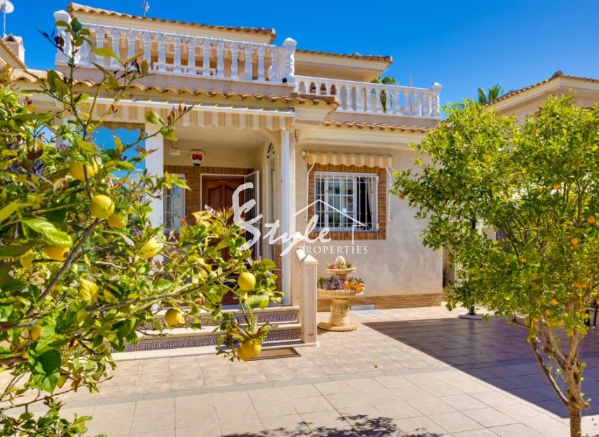 For sale south-facing house with own garage in Los Dolces, La Zenia, Orihuela Costa. ID1927