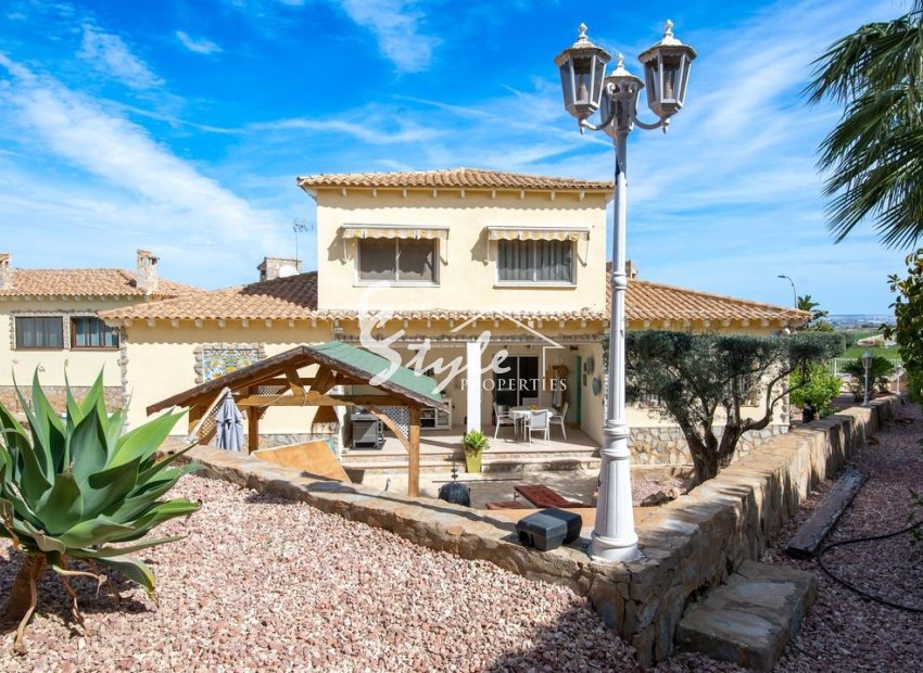 For sale spacious villa of 4 bedrooms in Algorfa, Costa Blanca, Spain. ID1929