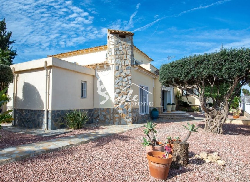 For sale spacious villa of 4 bedrooms in Algorfa, Costa Blanca, Spain. ID1929