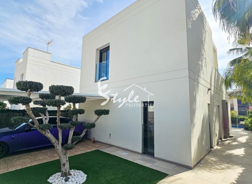 For sale stylish comfortable villa with private pool in quiet area of Cuidad Quesada, Costa Blanca, Spain. ID2328