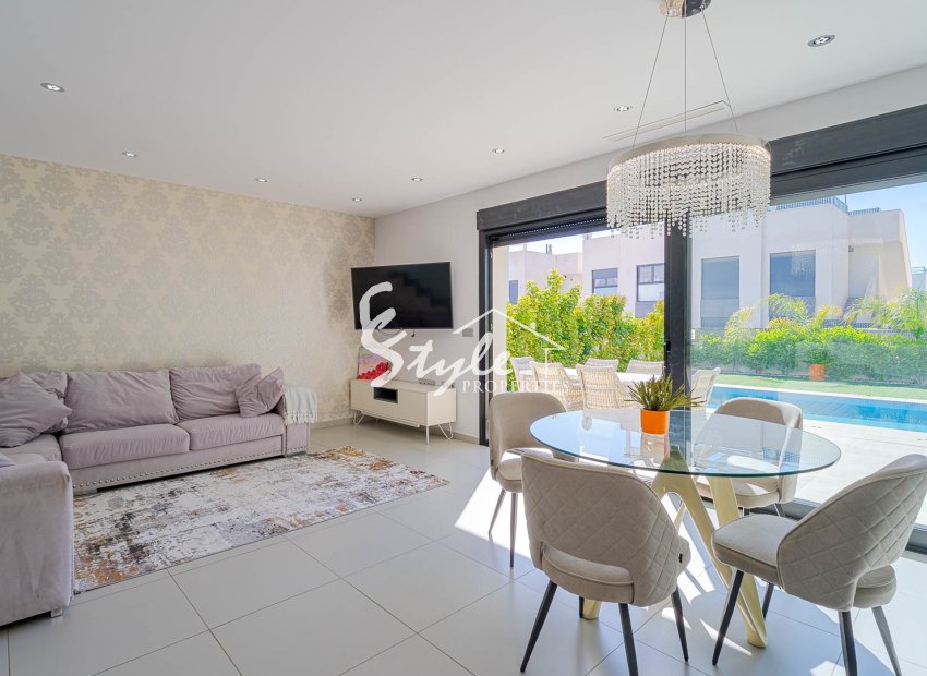 For sale stylish comfortable villa with private pool in quiet area of Cuidad Quesada, Costa Blanca, Spain. ID2328