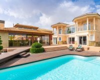 For sale villa with garden and pool in Torrevieja. ID 1814