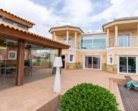 For sale villa with garden and pool in Torrevieja. ID 1814