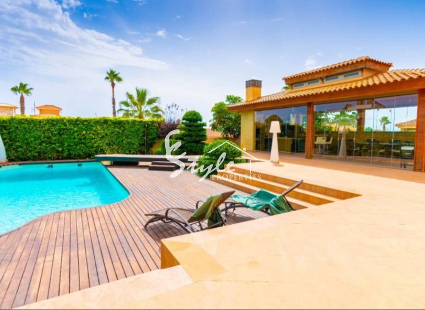 For sale villa with garden and pool in Torrevieja. ID 1814