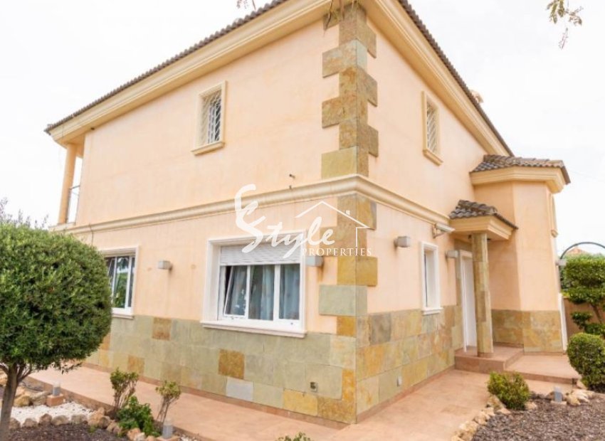 For sale villa with garden and pool in Torrevieja. ID 1814