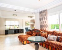 For sale villa with garden and pool in Torrevieja. ID 1814