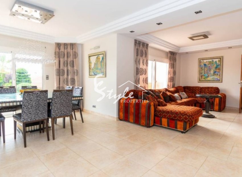 For sale villa with garden and pool in Torrevieja. ID 1814