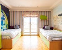 For sale villa with garden and pool in Torrevieja. ID 1814