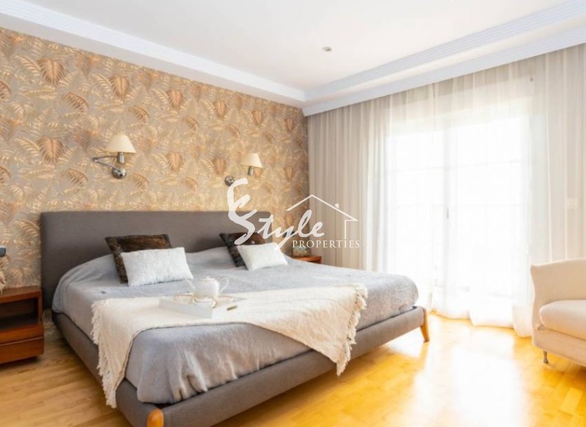 For sale villa with garden and pool in Torrevieja. ID 1814