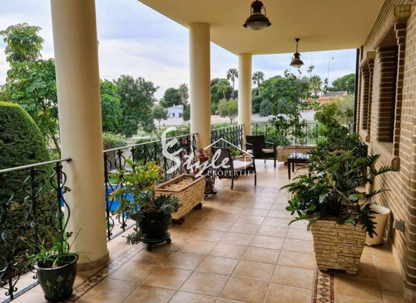 Купить большую роскошную виллу в Сьюдад-Кесада на Коста Бланке. ID 4800