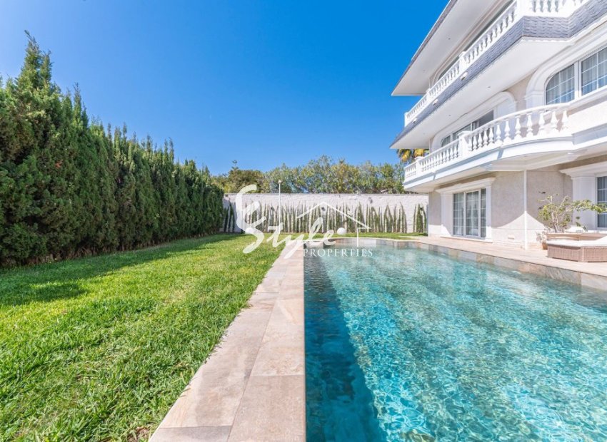 Купить эксклюзивную виллу на море с прекрасным садом и бассейном в Los Balcones, Торревьеха, на Коста Бланке. ID 6316