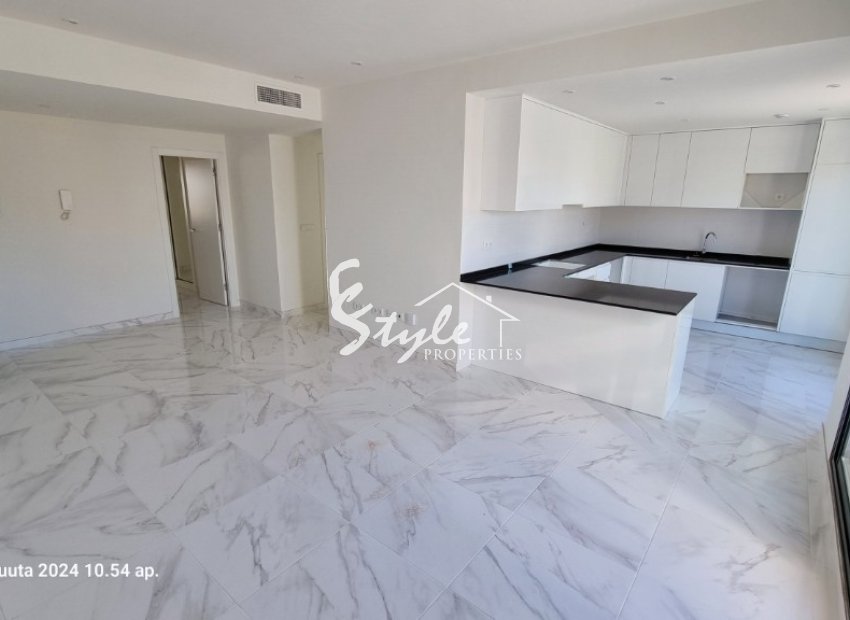 Купить квартиру, пентхаус напротив поля для гольфа с бассейном в Villamartín golf, Коста Бланка. ID 6314