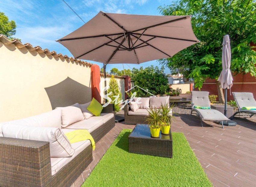 Купить отдельную виллу на море с прекрасным садом и бассейном в Los Balcones, Торревьеха, на Коста Бланке. ID 4254