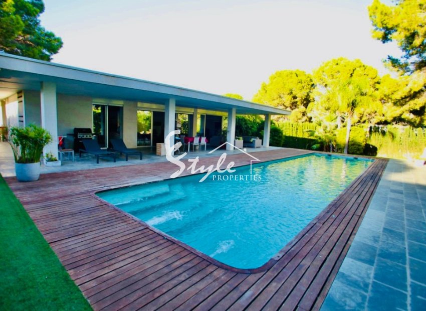 Купить отдельную виллу на море с прекрасным садом и бассейном в Los Balcones, Торревьеха, на Коста Бланке. ID 4947