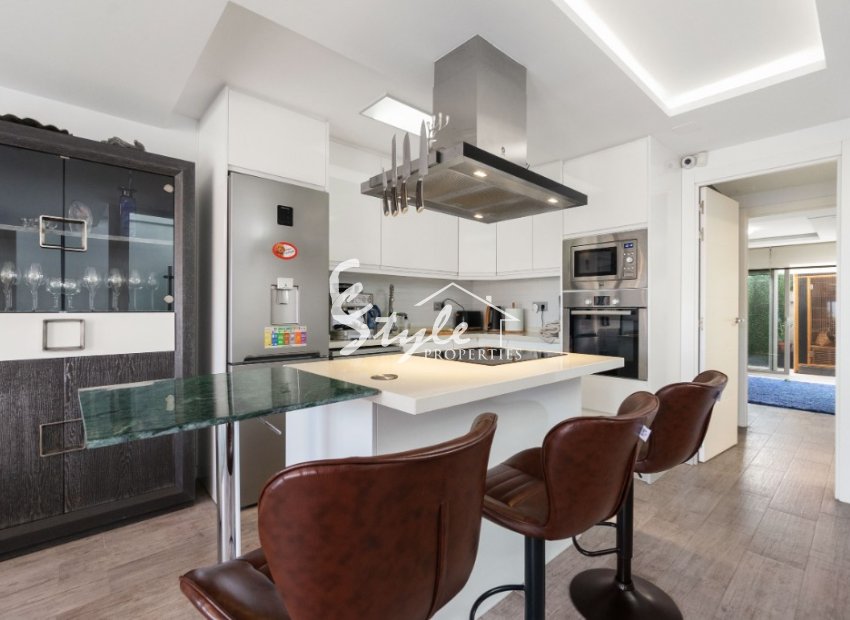 Купить таунхаус с садом и бассейном в Лос Балконес, Торревьеха. ID 6250