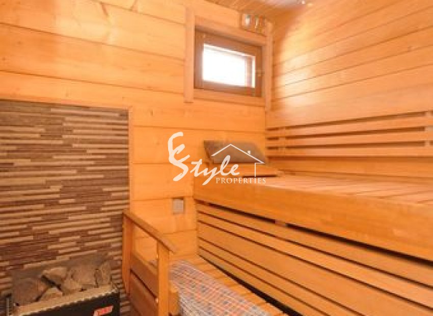 Купить таунхауз с бассейном недалеко от моря и пляжа в Торревьехе на Коста Бланке. ID 4509