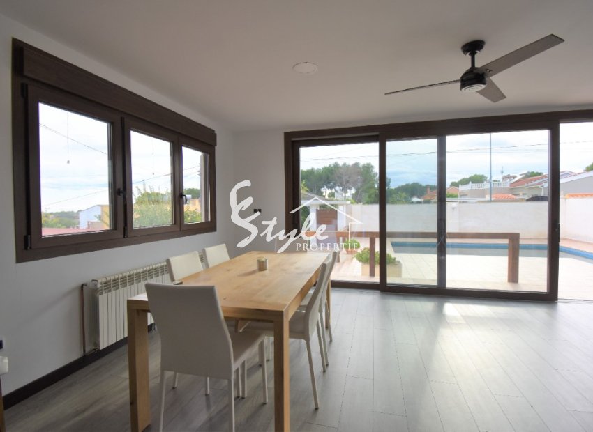 Купить виллу с бассейном в Пинар-де-Камповерде, Коста Бланка, Испания. ID 4275