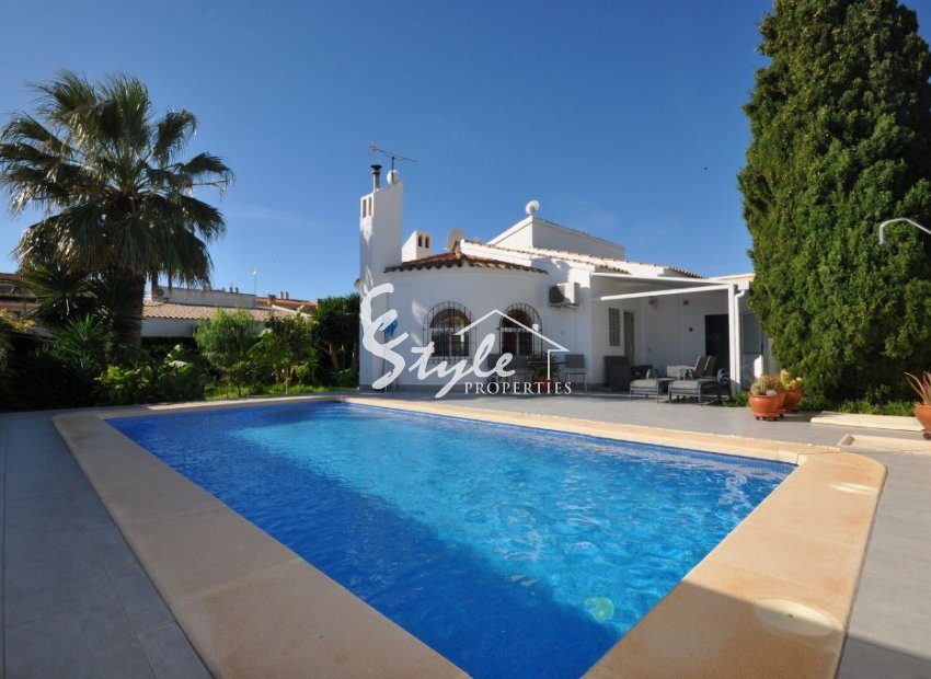 Купить виллу с бассейном в Плайя Фламенка, недалеко от моря и пляжей Ориуэла Коста. ID: 4022