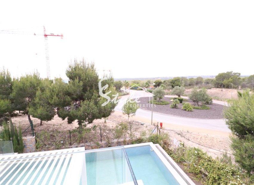 Купить виллу с садом и бассейном рядом с полем для гольфа в загородном клубе Лас-Колинас в  Вилламартин, Ориуэла Коста. id 6050