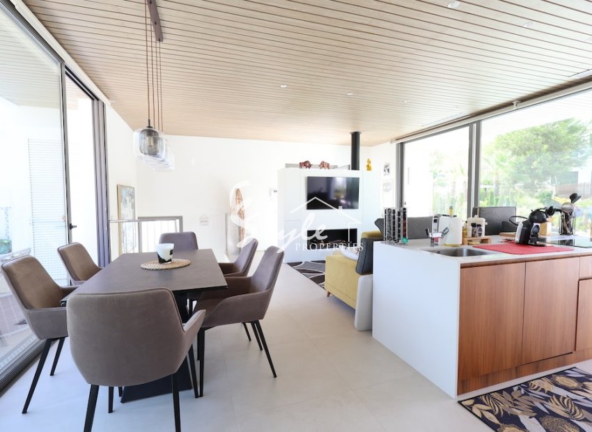 Купить виллу с садом и бассейном рядом с полем для гольфа в загородном клубе Лас-Колинас в  Вилламартин, Ориуэла Коста. id 6319