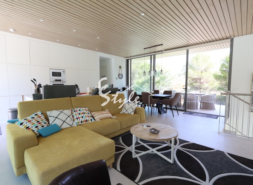 Купить виллу с садом и бассейном рядом с полем для гольфа в загородном клубе Лас-Колинас в  Вилламартин, Ориуэла Коста. id 6319