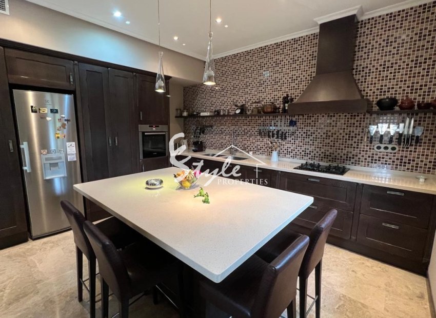 Купить Виллу в Сьюдад-Кесада на Коста Бланке, недалеко от моря. ID 4973