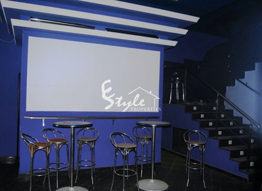 Local comercial en venta en el centro de la ciudad de Torrevieja, Costa Blanca, España. ID081