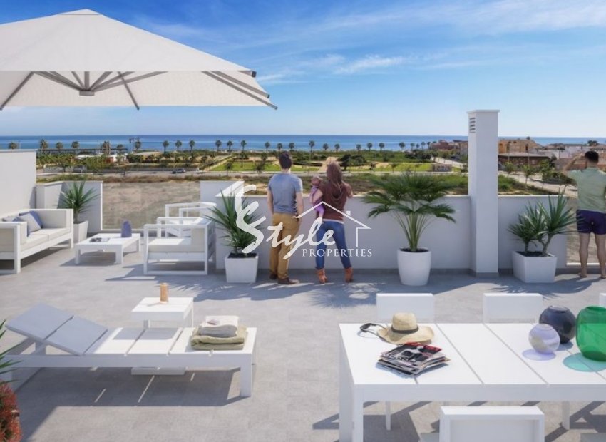 New build townhouses close to the beach in Torre de la Horadada, Costa Blaca, Spain. ON1817