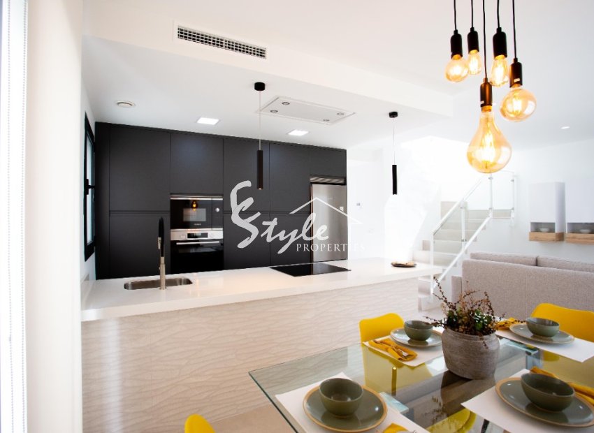 Новые виллы на продажу недалеко от пляжа в Агилас, Коста Калида, Испания. ON1421