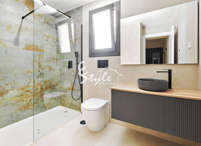 ​Nuevos apartamentos planta baja y áticos en venta en Torrevieja, Costa Blanca, España. ON302