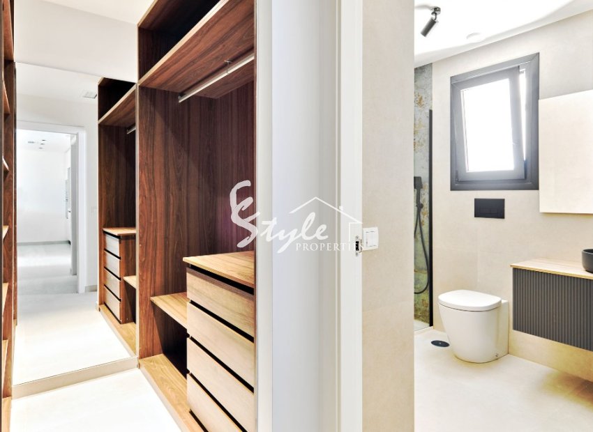 ​Nuevos apartamentos planta baja y áticos en venta en Torrevieja, Costa Blanca, España. ON302