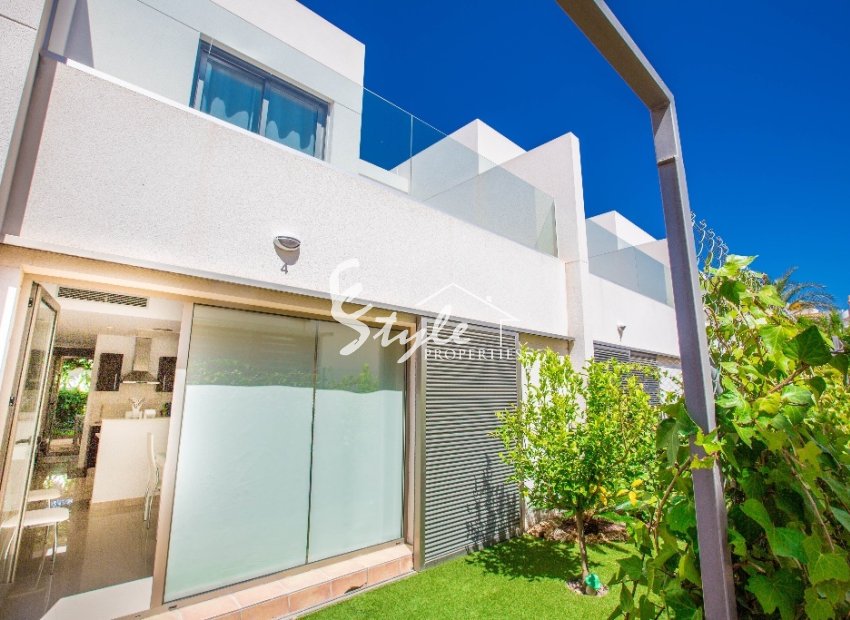 Продается дом с 3 спальнями и 3 ванными у моря в Пунта Прима, Коста Блвнка, Испания. ID2757