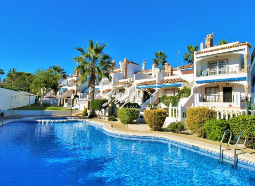 Продается дом в закрытом комплексе с видом на море в Вилламартин, Ориуэла Коста ,Аликанте, Коста Бланка, Испания. ID2541