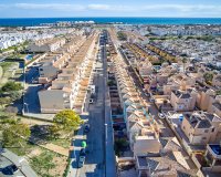 Продается комфортабельный таунхаус в закрытом жилом комплексе с бассейном в Пунта-Прима, Лос-Альтос, Коста-Бланка. ID2552