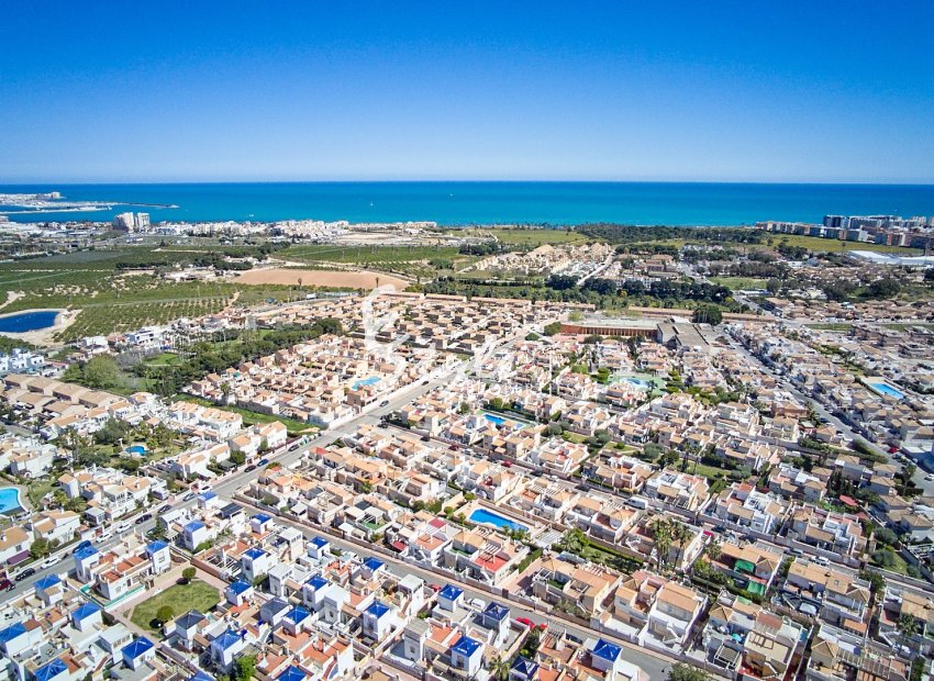 Продается красивое бунгало с солярием в закрытом комплексе с бассейном в Лос-Альтосе, Торревьеха, Коста-Бланка. ID2425