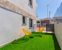 Продается новая вилла с бассейном, в 150m от моря в La Mata.ON1350 