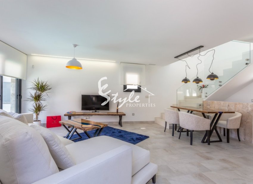 Продается новая вилла с бассейном, в 150m от моря в La Mata.ON1350 