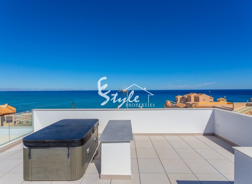 Продается новая вилла с бассейном, в 150m от моря в La Mata.ON1350 